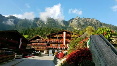 Ein allgemeiner Bergblick oder ein Berglick von des Bauernhofs aus