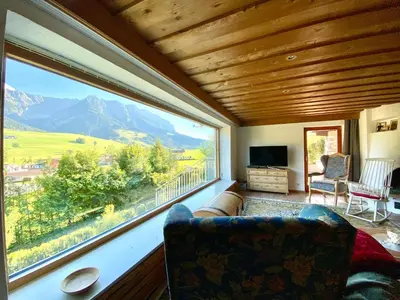 Ein allgemeiner Bergblick oder ein Berglick von des Ferienhauses aus