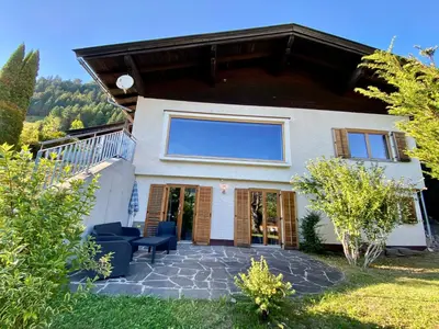 Das Gebäude in dem sich das Ferienhaus befindet