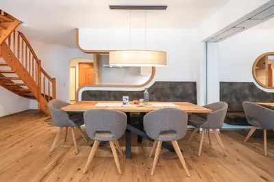 Ein Sitzbereich in der Unterkunft Apparthotel AlpenChalet