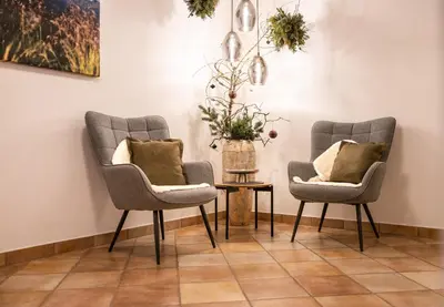 Ein Sitzbereich in der Unterkunft Apparthotel AlpenChalet