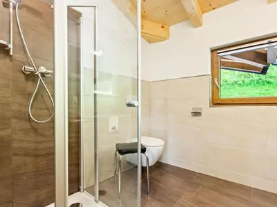 Ein Badezimmer in der Unterkunft Apartment in Hollersbach near Kitzbühel ski lift