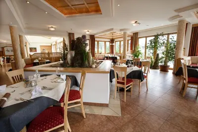 Ein Restaurant oder anderes Speiselokal in der Unterkunft Hotel Königsleiten Vital Alpin