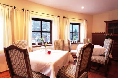 Ein Sitzbereich in der Unterkunft Hotel Unterbrunn Apartments & Gästehaus
