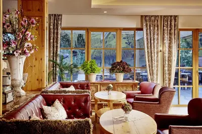 Ein Sitzbereich in der Unterkunft Habachklause Familien Bauernhof Resort
