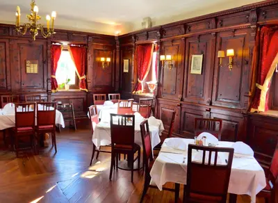 Ein Restaurant oder anderes Speiselokal in der Unterkunft Hotel Bräurup