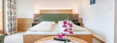 Ein Bett oder Betten in einem Zimmer der Unterkunft Landhotel Tirolerhof - Wildschönau - PREMIUM Card im Sommer