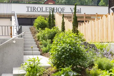 Ein Garten an der Unterkunft Landhotel Tirolerhof - Wildschönau - PREMIUM Card im Sommer