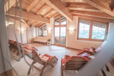 Ein Sitzbereich in der Unterkunft Panoramahotel Schwendbergerhof