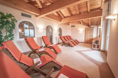 Ein Sitzbereich in der Unterkunft Panoramahotel Schwendbergerhof