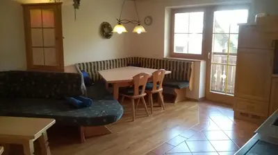 Ein Sitzbereich in der Unterkunft Ferienwohnung Fichtenholz