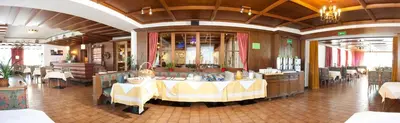 Ein Restaurant oder anderes Speiselokal in der Unterkunft Hotel Linde