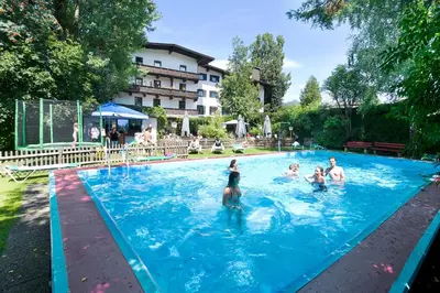 Der Swimmingpool an oder in der Nähe von Hotel Linde