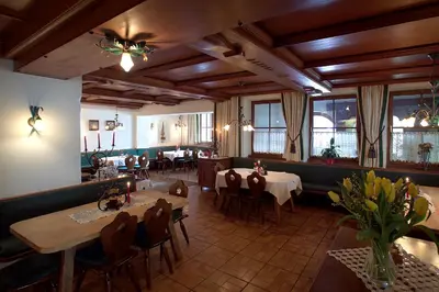 Ein Restaurant oder anderes Speiselokal in der Unterkunft Hotel Linde