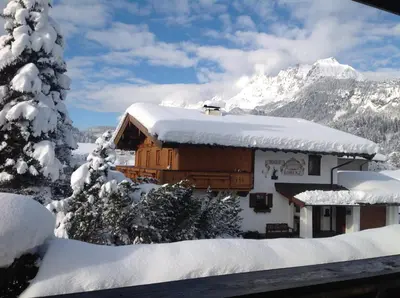 Ein allgemeiner Bergblick oder ein Berglick von der Ferienwohnung aus