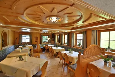 Ein Sitzbereich in der Unterkunft Hotel Garni Hanslerhof 