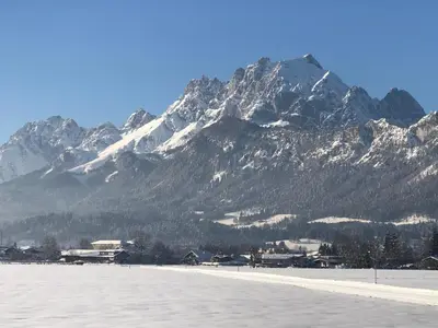 Ein allgemeiner Bergblick oder ein Berglick von der Ferienwohnung aus