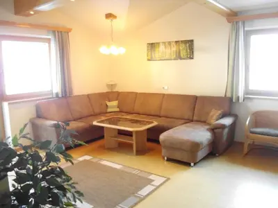Ein Sitzbereich in der Unterkunft Ferienwohnung Hörbiger