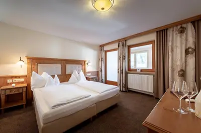 Ein Bett oder Betten in einem Zimmer der Unterkunft Hotel Alpenrose