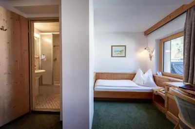 Ein Bett oder Betten in einem Zimmer der Unterkunft Hotel Alpenrose