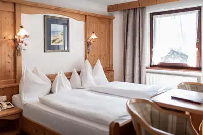 Ein Bett oder Betten in einem Zimmer der Unterkunft Hotel Alpenrose