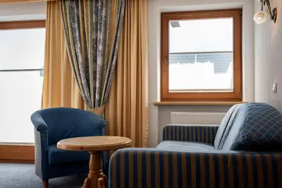 Ein Sitzbereich in der Unterkunft Hotel Alpenrose