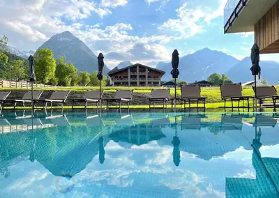 Ein allgemeiner Bergblick oder ein Berglick von des Aparthotels aus