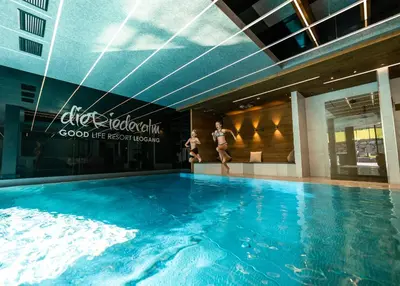 Der Swimmingpool an oder in der Nähe von Hotel Riederalm