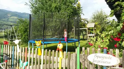 Ein allgemeiner Bergblick oder ein Berglick von des Campingplatzes aus