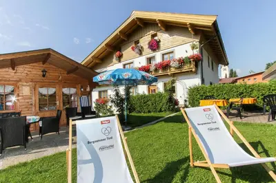 Ein Garten an der Unterkunft Pension Hauser
