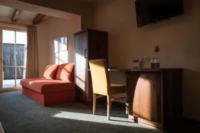 Ein Sitzbereich in der Unterkunft Hotel Senningerbräu
