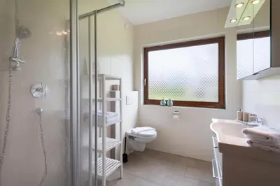 Ein Badezimmer in der Unterkunft Au Pension