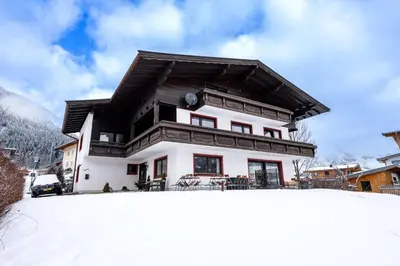 Ein allgemeiner Bergblick oder ein Berglick von der Pension aus