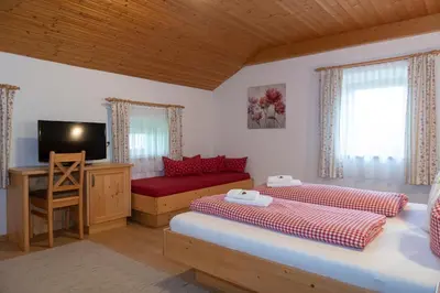 Ein Bett oder Betten in einem Zimmer der Unterkunft Hartlhof Urlaub am Baby- und Kinderbauernhof