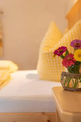 Ein Bett oder Betten in einem Zimmer der Unterkunft Hartlhof Urlaub am Baby- und Kinderbauernhof