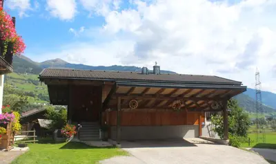 Ein allgemeiner Bergblick oder ein Berglick von des Ferienhauses aus