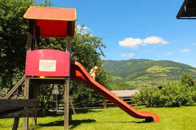Ein allgemeiner Bergblick oder ein Berglick von des Ferienhauses aus