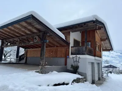 Das Gebäude in dem sich das Ferienhaus befindet