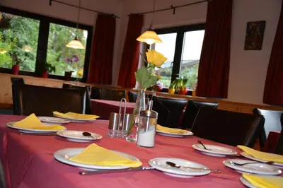 Ein Restaurant oder anderes Speiselokal in der Unterkunft Gästehaus Wöll