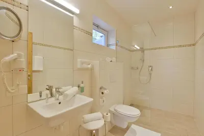 Ein Badezimmer in der Unterkunft Das Sonnleiten Ski- und Motorradhotel Bruck im Zillertal