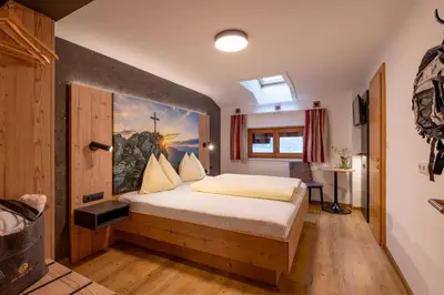 Ein Bett oder Betten in einem Zimmer der Unterkunft Das Sonnleiten Ski- und Motorradhotel Bruck im Zillertal