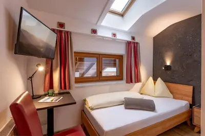 Ein Bett oder Betten in einem Zimmer der Unterkunft Das Sonnleiten Ski- und Motorradhotel Bruck im Zillertal