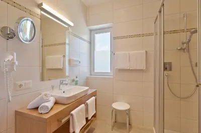 Ein Badezimmer in der Unterkunft Das Sonnleiten Ski- und Motorradhotel Bruck im Zillertal