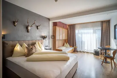 Ein Bett oder Betten in einem Zimmer der Unterkunft Das Sonnleiten Ski- und Motorradhotel Bruck im Zillertal
