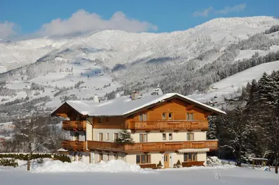 Ein allgemeiner Bergblick oder ein Berglick von der Pension aus