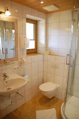 Ein Badezimmer in der Unterkunft Pension Ederhof