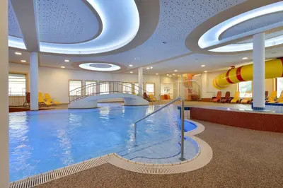 Der Swimmingpool an oder in der Nähe von Mountainview Lodge - Chalet im Zillertal direkt am 5 Sterne Campingplatz Aufenfeld mit Hallenbad und Sauna
