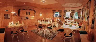 Ein Restaurant oder anderes Speiselokal in der Unterkunft Mountainview Lodge - Chalet im Zillertal direkt am 5 Sterne Campingplatz Aufenfeld mit Hallenbad und Sauna