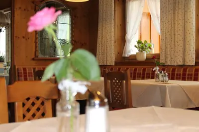 Ein Restaurant oder anderes Speiselokal in der Unterkunft Hotel Sonne