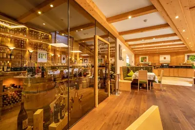 Ein Restaurant oder anderes Speiselokal in der Unterkunft Kräuterhotel Hochzillertal